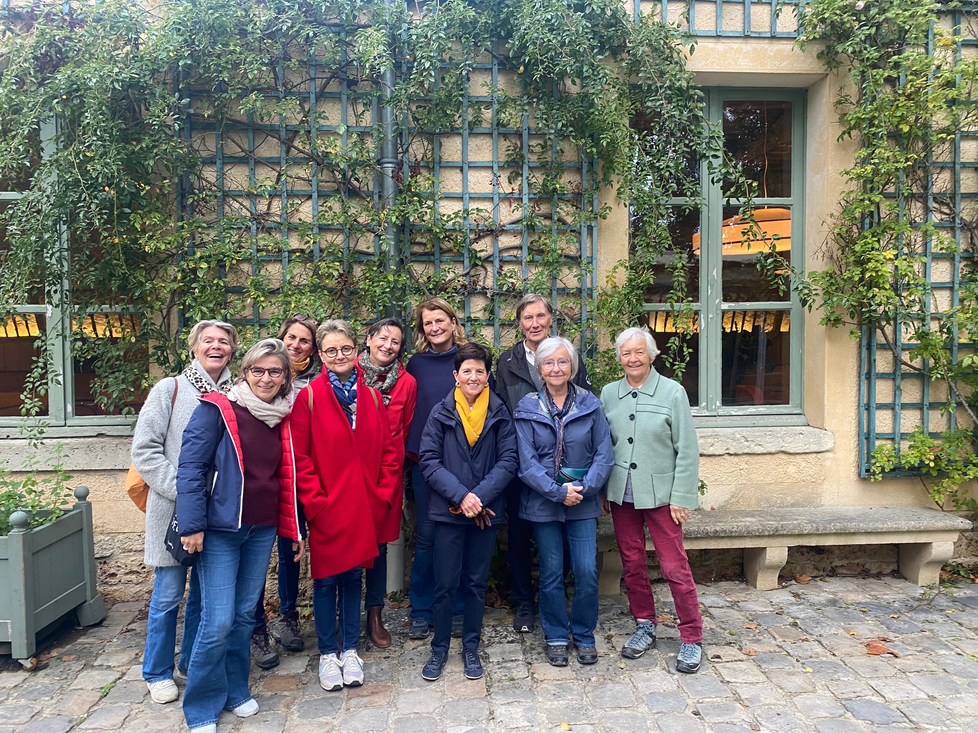 Bénévoles de l'association Rivage se tiennent la main